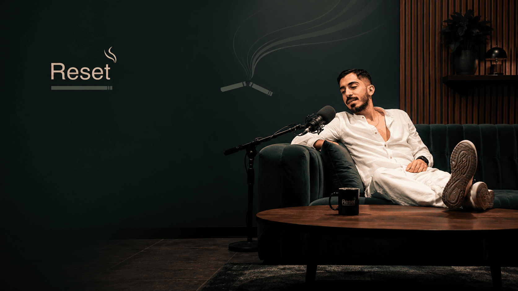 سینا، سازنده ریست، روی مبل سبز استودیو